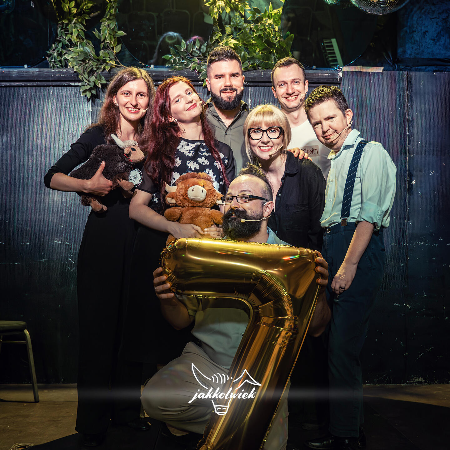 Grupa Improwizacyjna Jakkolwiek -cały skład - świętująca swoje siódme urodziny
